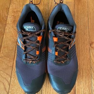 Men’s 9.5 Brooks Cascadia